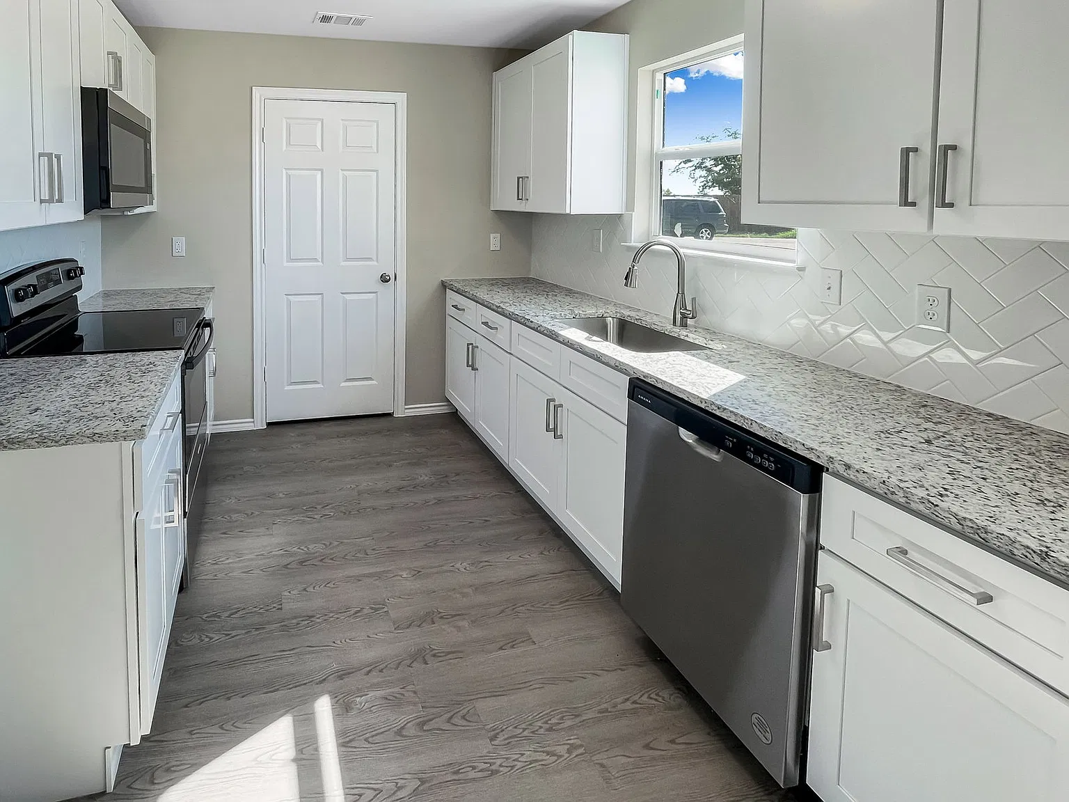 3 bed, 2.0 bath, 1400 sqft, $1,900 — Photo 4