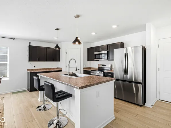 1623 N Regatta Dr, Greenfield, IN 46140