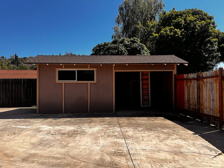 1146 Cloverleaf Dr #B — Photo 10