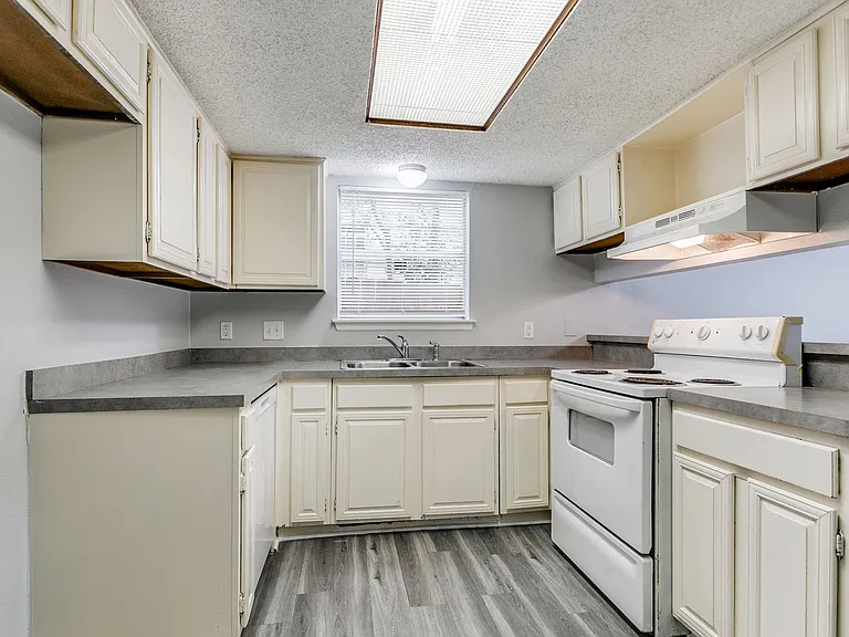 13226 Chesterton Dr — Photo 12