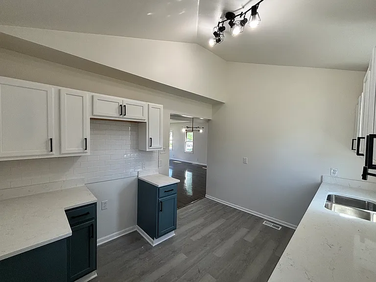 1348 Waite St — Photo 10