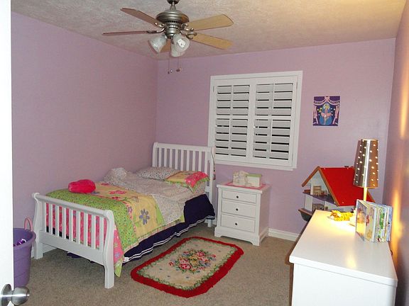 Girl's bedroom 