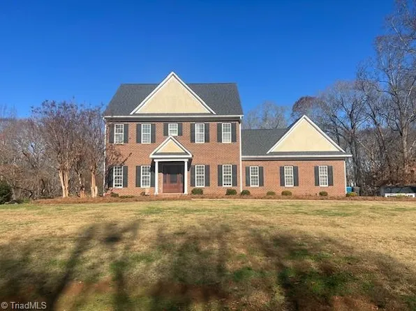 129 Walnut Ave, Yadkinville, NC 27055