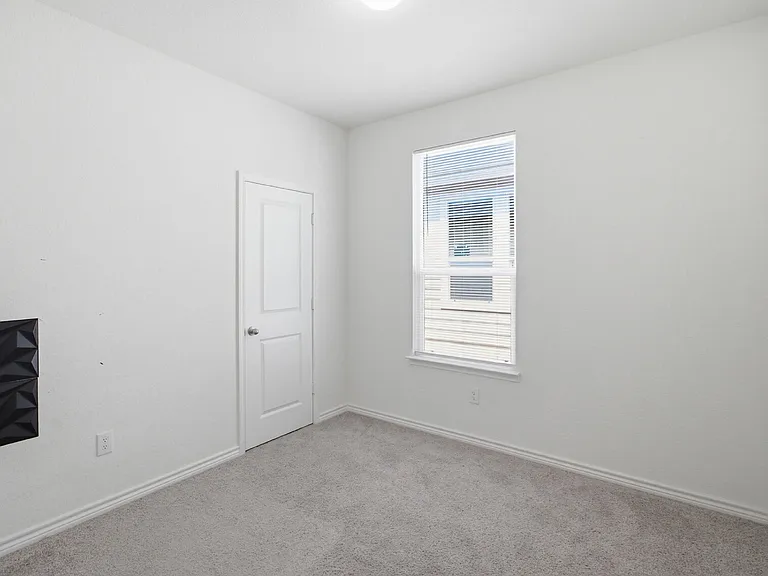 4731 Plaza Ctr — Photo 14