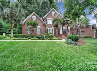 907 Thorn Ridge Ln, Lake Wylie, SC 29710