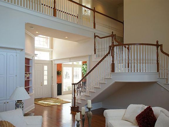 5th image of 210 Creekway Bnd