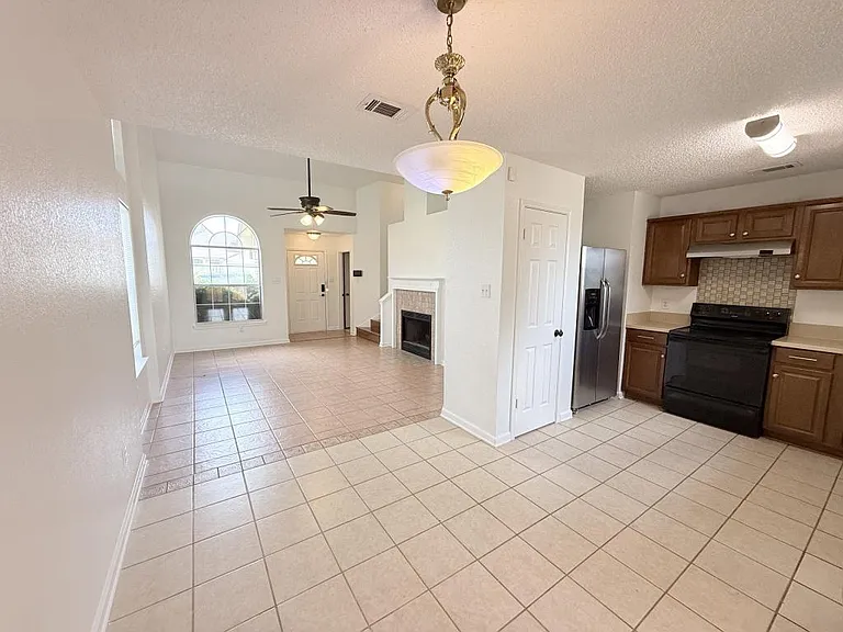 2302 Tracey Ann Ln — Photo 9