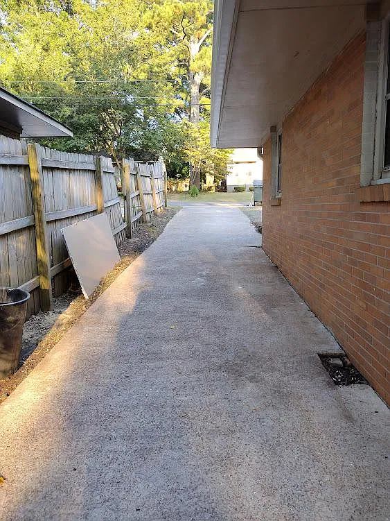423 S Plymouth Rd NW — Photo 2