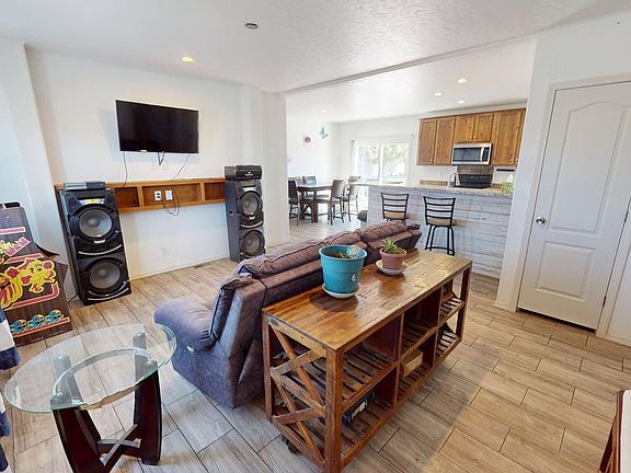 3rd image of 309 Lupin Dr