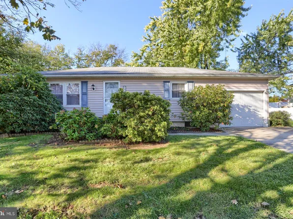 3 Hunter Ln, Camp Hill, PA 17011