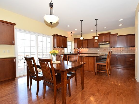 Dinette Opens to Deck