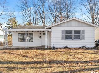 1820 Fairmont Dr, Springfield, IL 62702