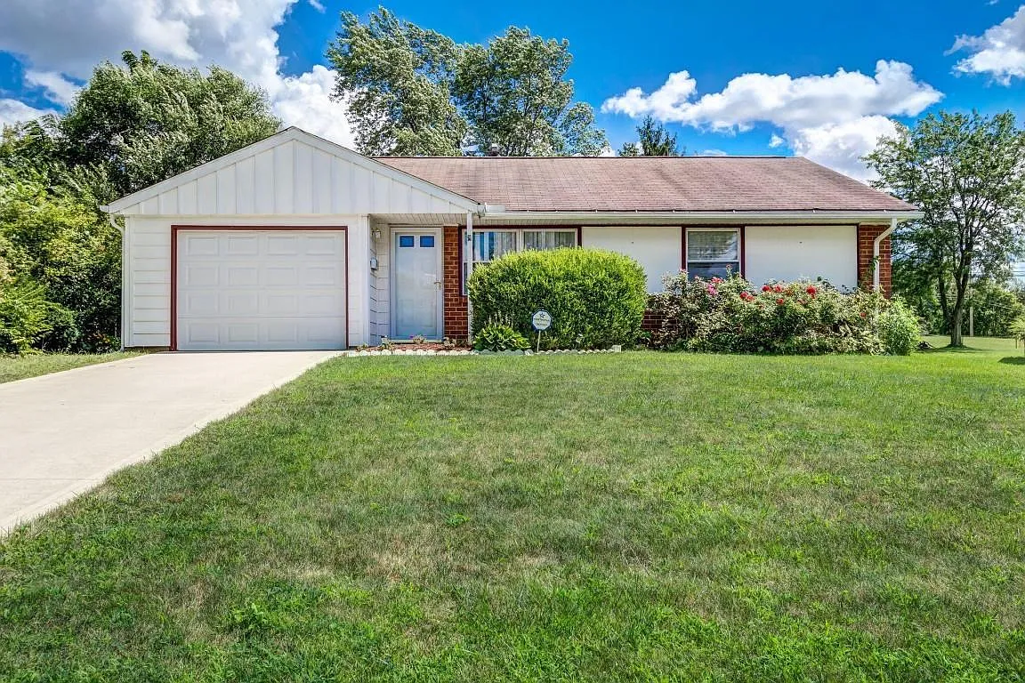 158 Darien Ave photo 1