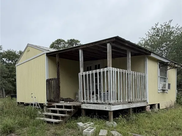 105 Clear Spgs, Floresville, TX 78114