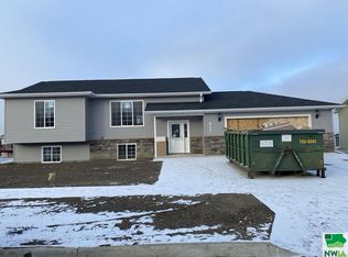 513 Magnolia Ln, Storm Lake, IA 50588