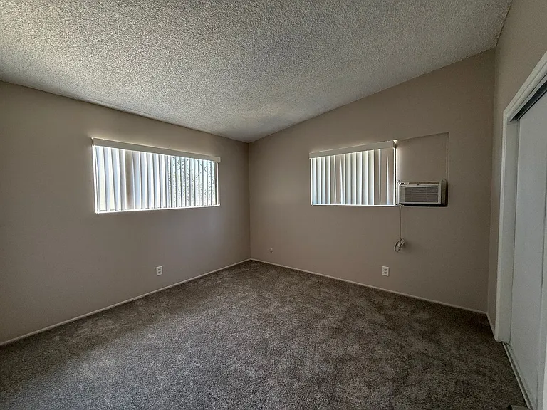 1026 Grover Ave — Photo 5