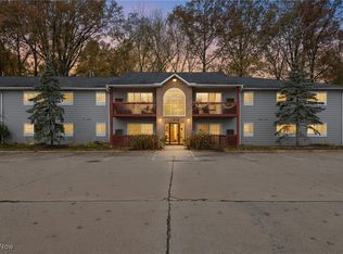 27097 Oakwood Cir APT 208Z, Olmsted Falls, OH 44138
