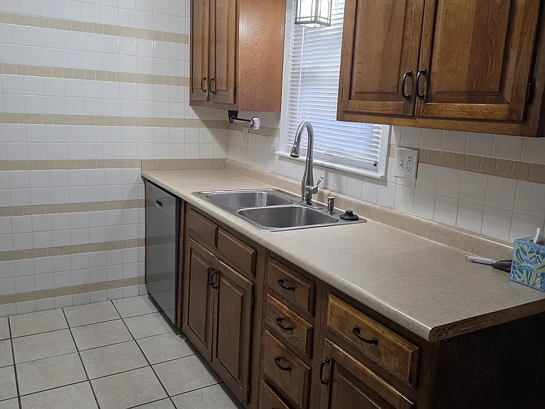 10706 N McGee St — Photo 6