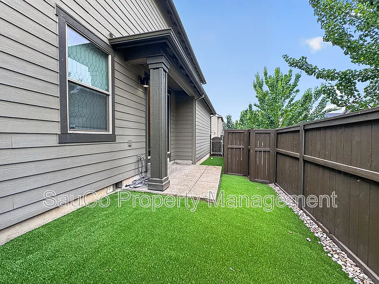 822 SE Bacarra St — Photo 3