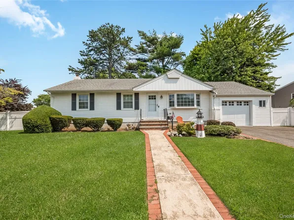 21 Bruce Lane, Farmingdale, NY 11735