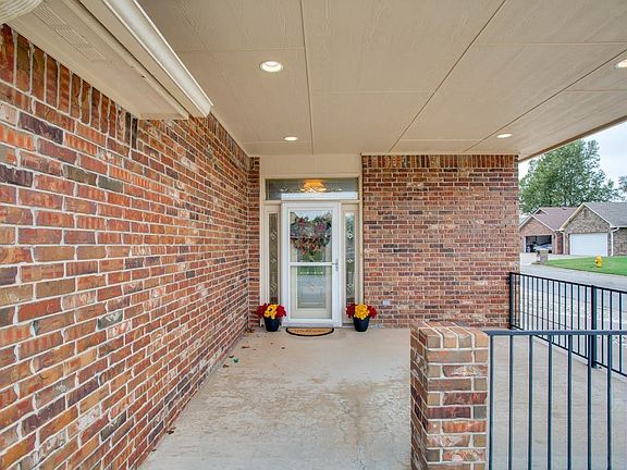 3rd image of 2506 Willow Spring Dr