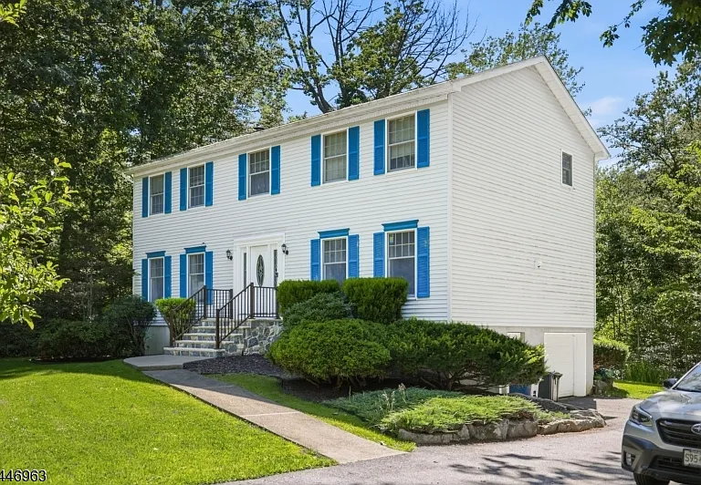 2057 Lakeside Dr W — Photo 4