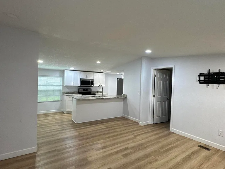 4760 Lake Ontario Dr — Photo 13