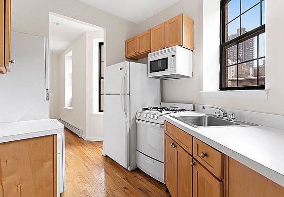 3rd image of 340 E 86th St APT 10