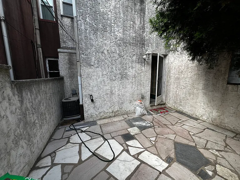 1805 Daly St — Photo 12