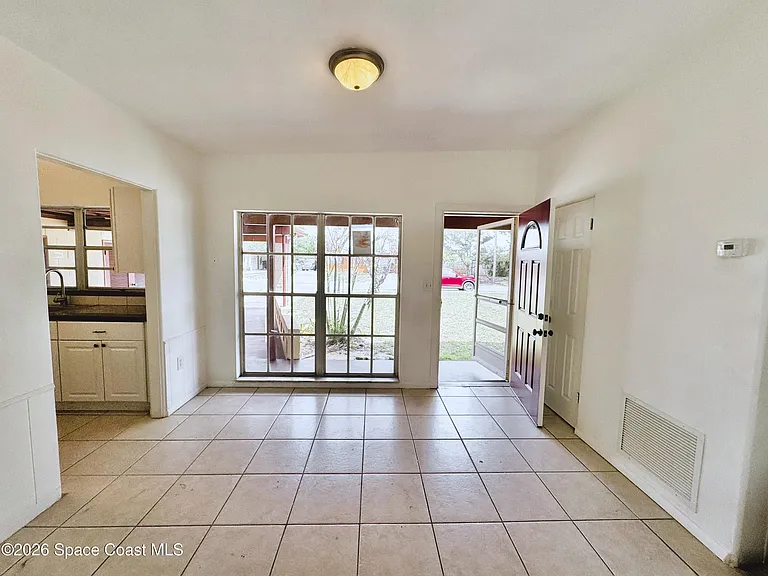 305 Edinburgh Dr — Photo 12
