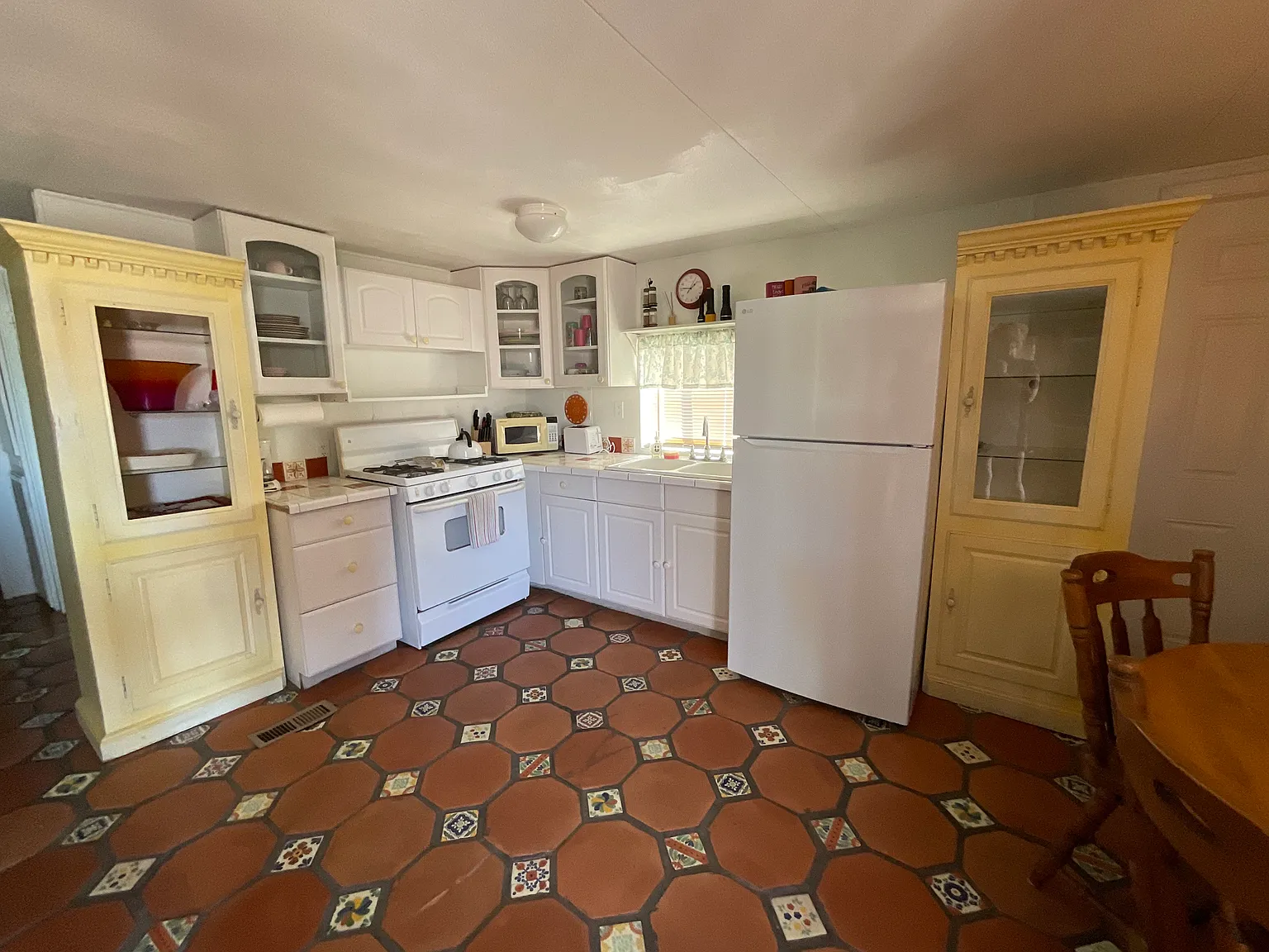 2 bed, 857 sqft, $1,300 — Photo 3