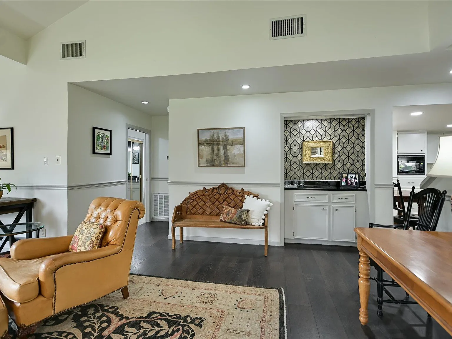 3 bed, 2.5 bath, 2083 sqft, $3,700 — Photo 3
