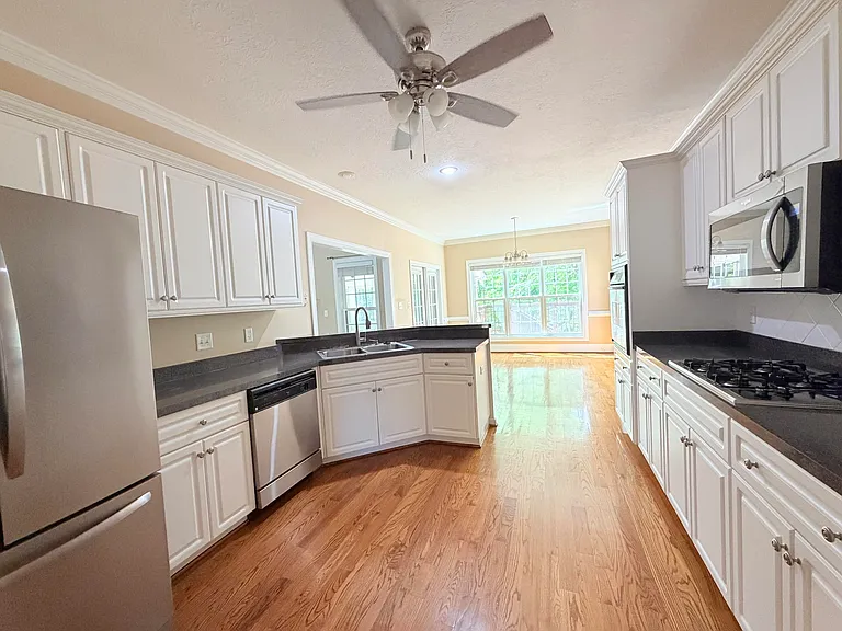 1605 Jamestown Ave — Photo 10