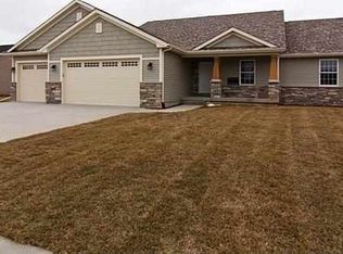 810 Stonebridge Cir, Eldridge, IA 52748