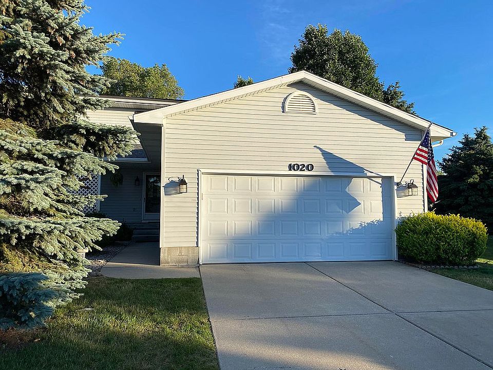 Entrance with 2-car garage