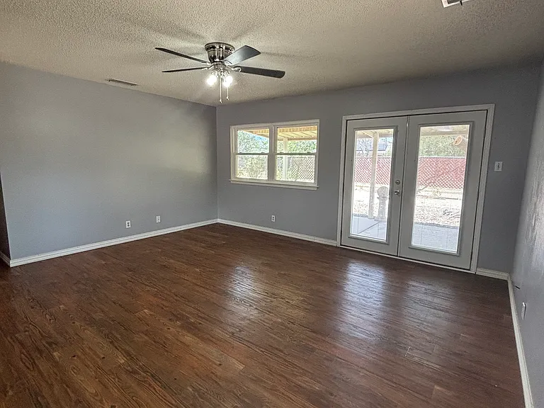 1703 La Casa Dr — Photo 2