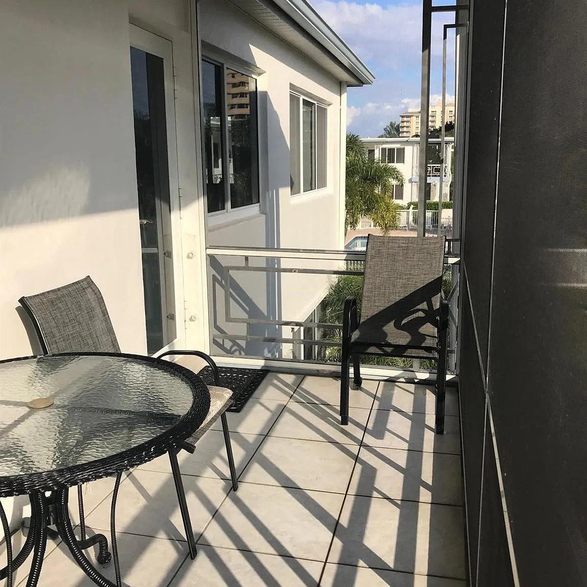 2 bed, 2.0 bath, 1000 sqft, $2,400 — Photo 3