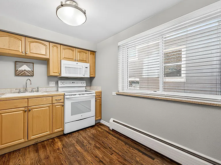 985 N Corona St #202 — Photo 4