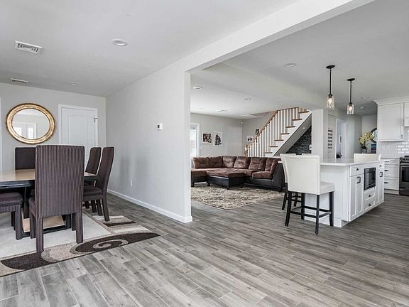4th image of 6 Chimney Ln