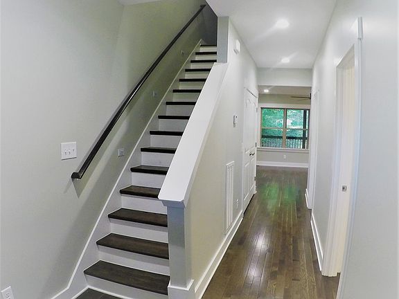 3rd image of 1035 Hammack Ct