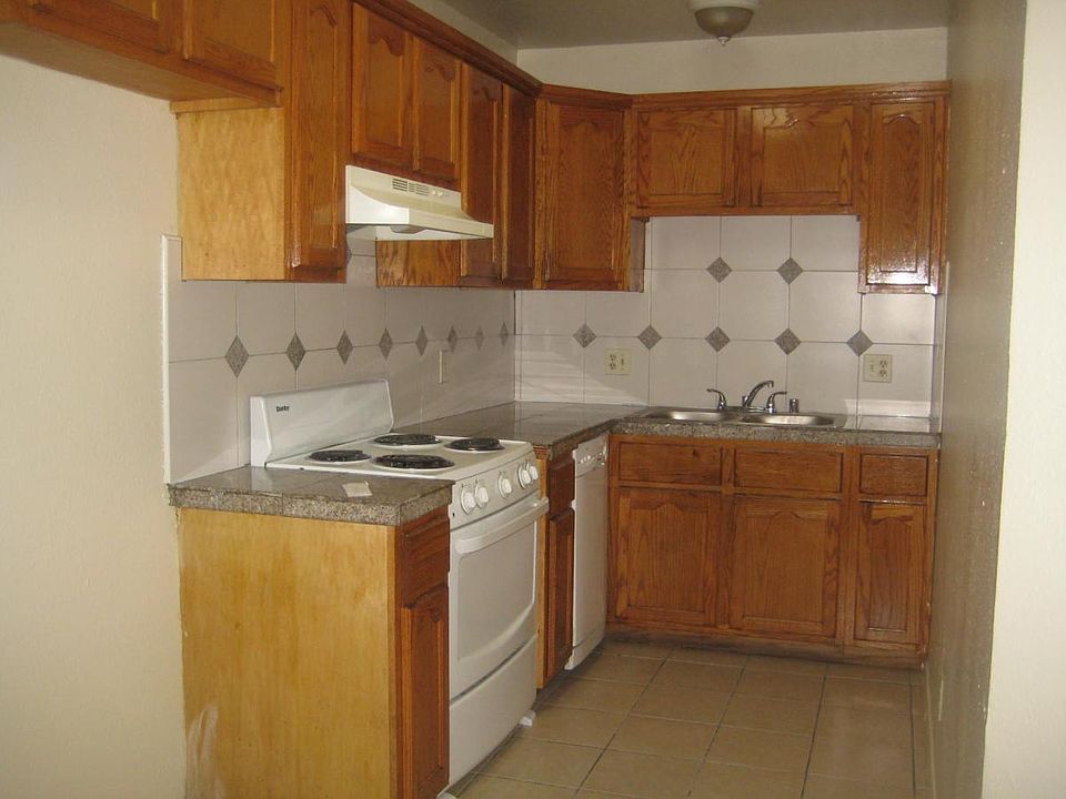 2nd image of 1619 E 4th St APT 01