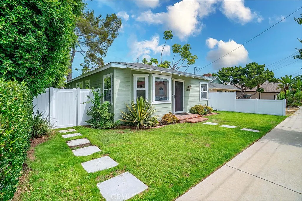 3 bed, 1202 sqft, $3,850 — Photo 1