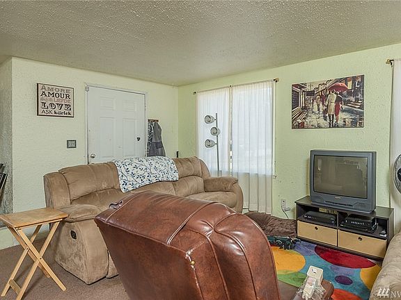 4th image of 16822 35th Ave S