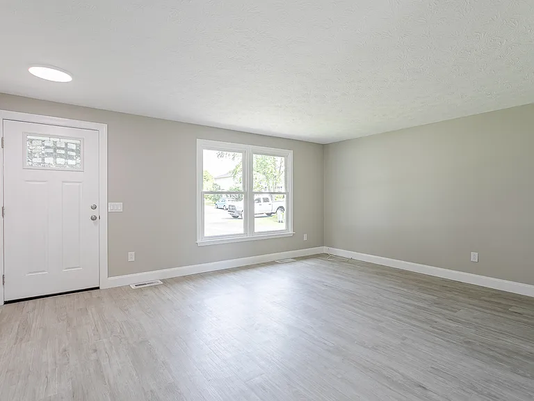 1736 Elmwood Cir — Photo 5