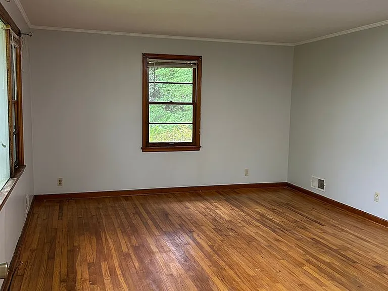 916 Stewart St — Photo 3