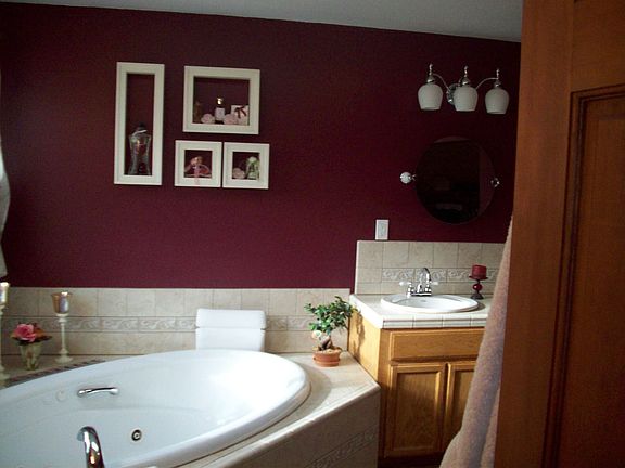 Master Bath w/ Jacuzzi Tub