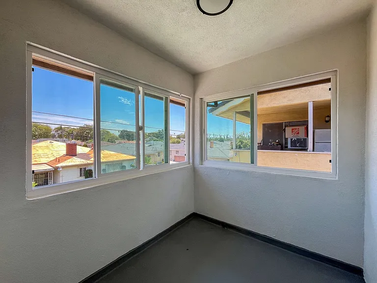 3814 S Bronson Ave — Photo 11