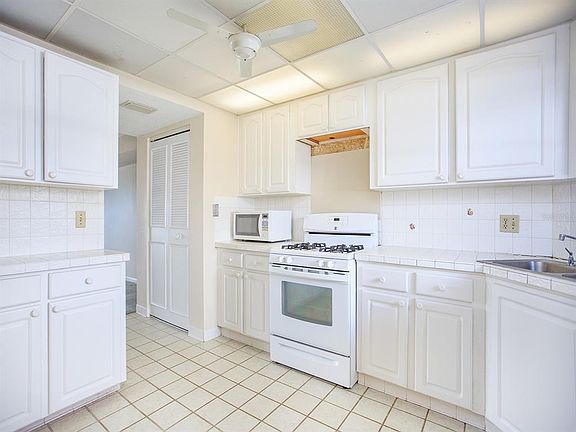 3rd image of 5980 Shore Blvd S APT 210