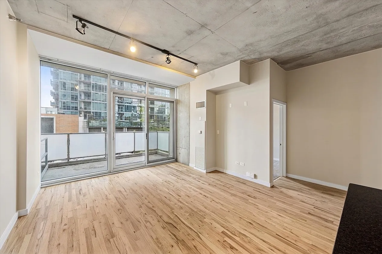2 bed, 1000 sqft, $2,700 — Photo 3