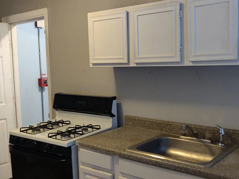 121 Daboll St #5 — Photo 1